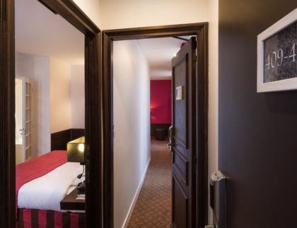 Communicating rooms hotel star champs-élysées