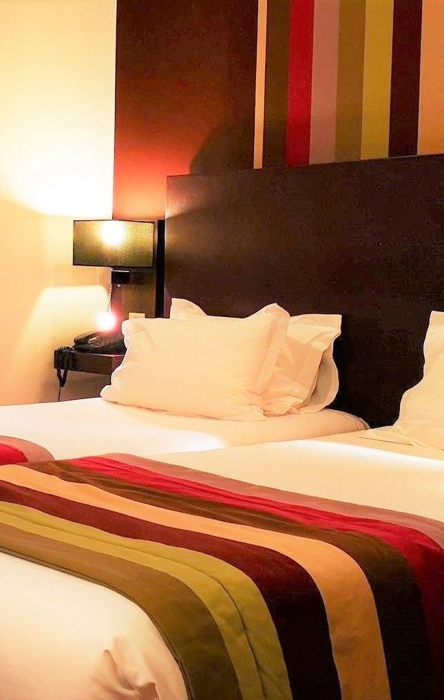 Striped twin room 2- star hotel champs-élysées