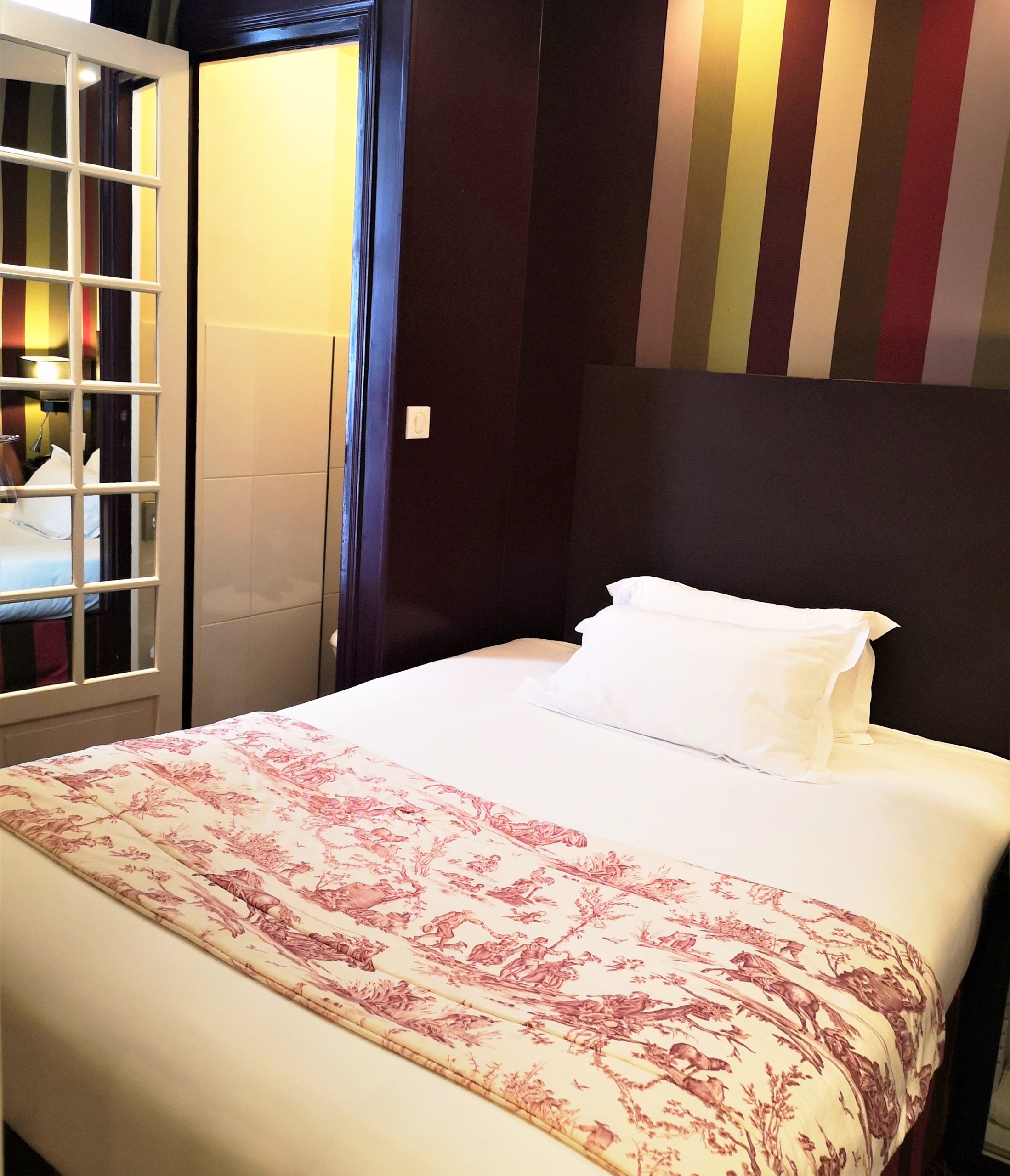 single room stripes 6 - star hotel champs-élysées